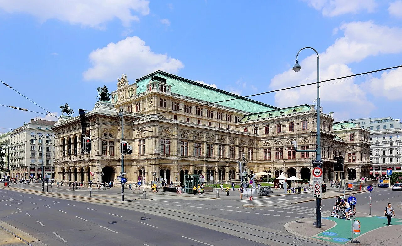 The State Opera on the Ringstrasse, the first stop on the sightseeing loop