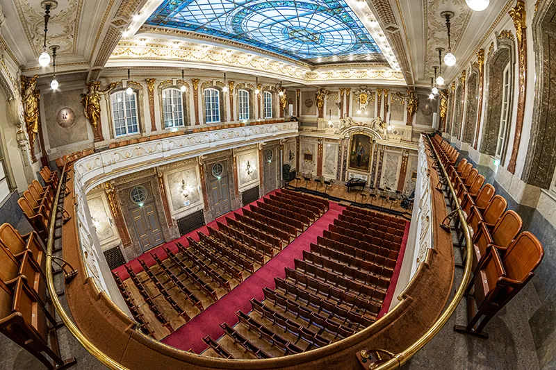The King’s Hall of the Haus der Industrie from its gallery: the stalls, the balcony and the glass ceiling.