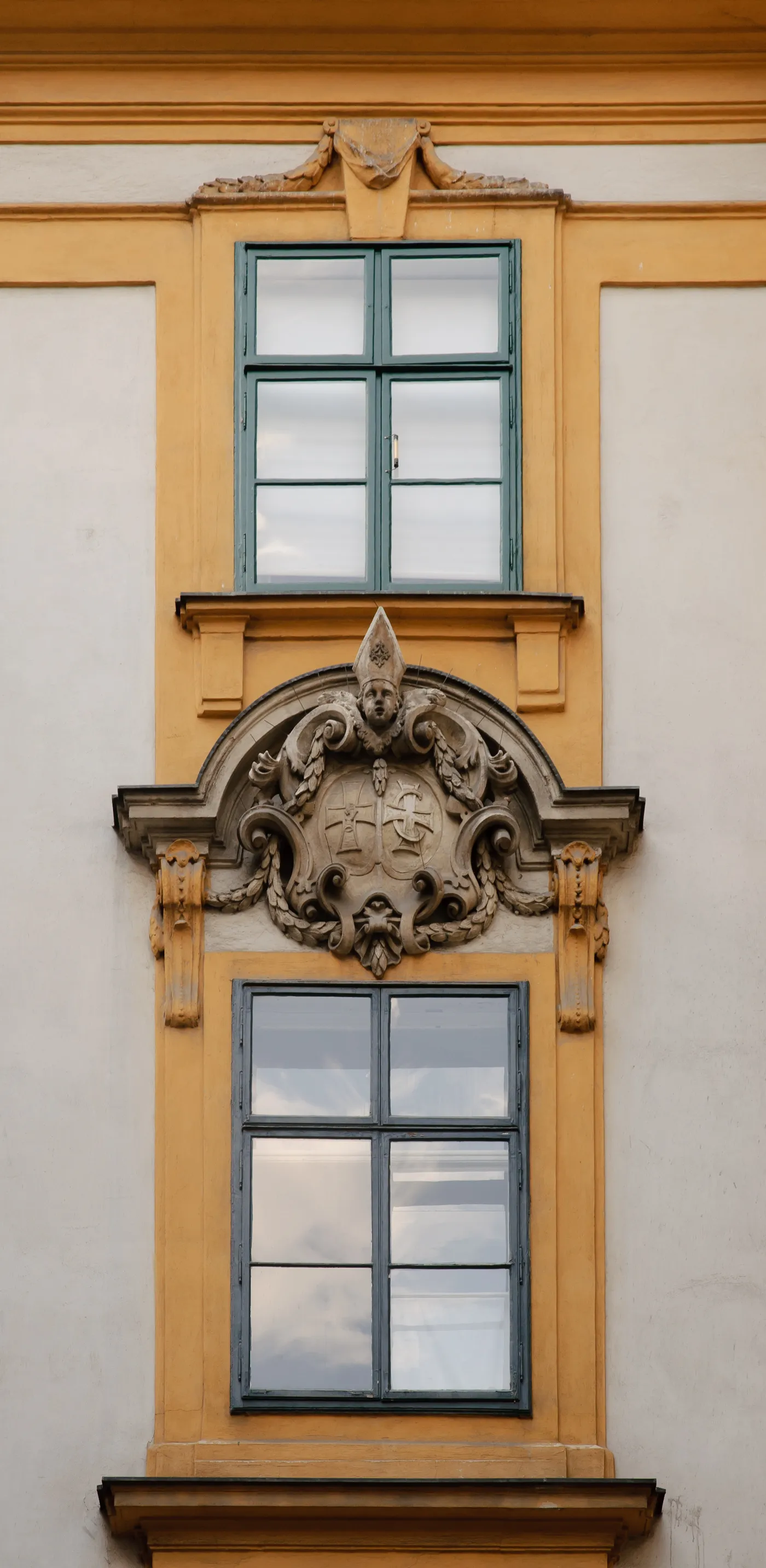 The Heiligenkreuzerhof, a quiet baroque courtyard off the Schönlaterngasse.
