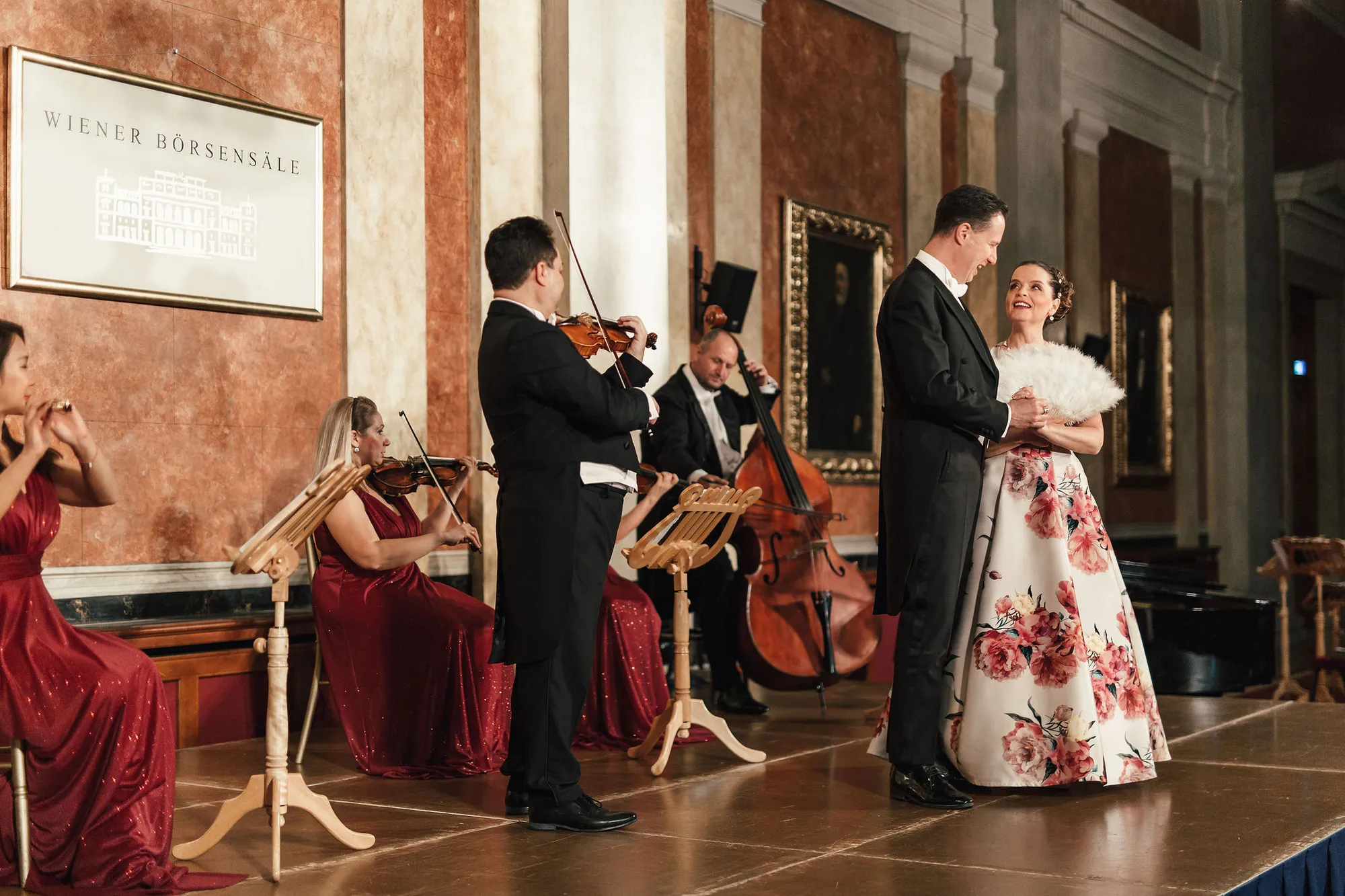 A pair dancing beside the ensemble in the Festsaal of the Palais alte Börse.
