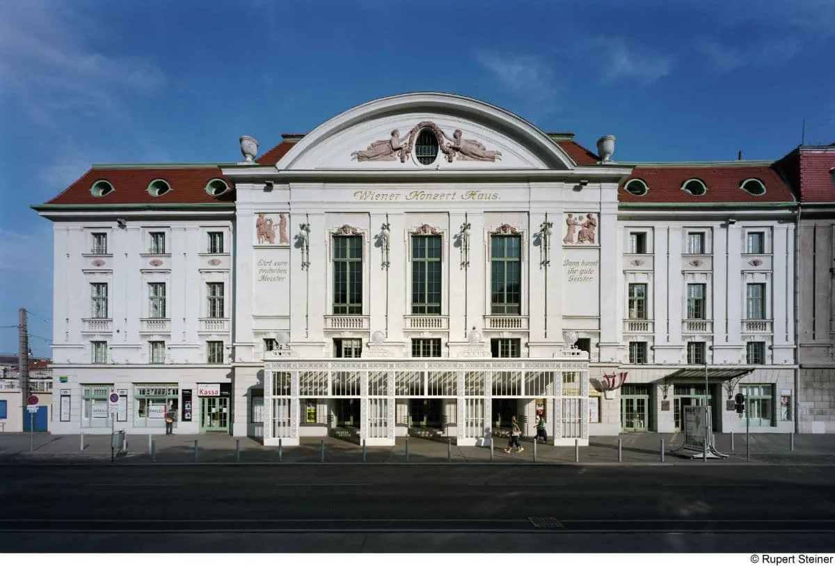 The Wiener Konzerthaus on Lothringerstraße: the white façade and the glass entrance canopy.