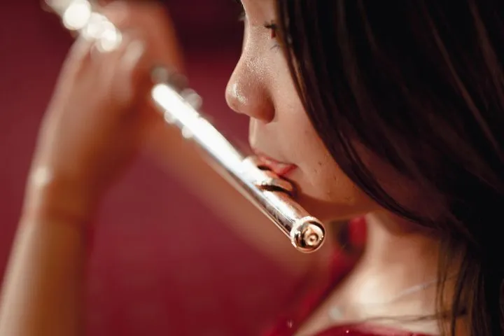 Nao Kitabatake playing the flute with the ensemble.